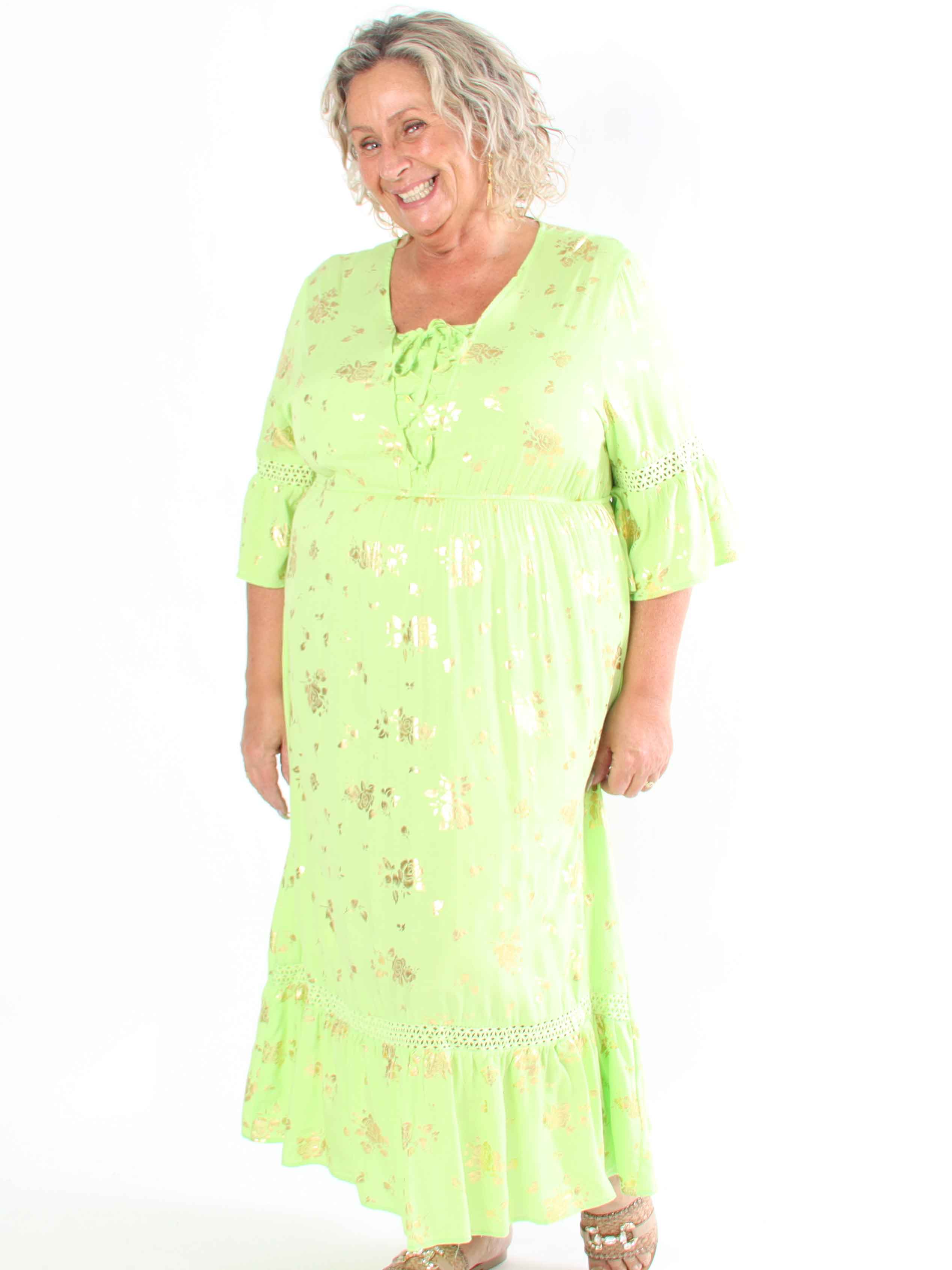 Pernilla - Kjole med guld blomster og broderinger